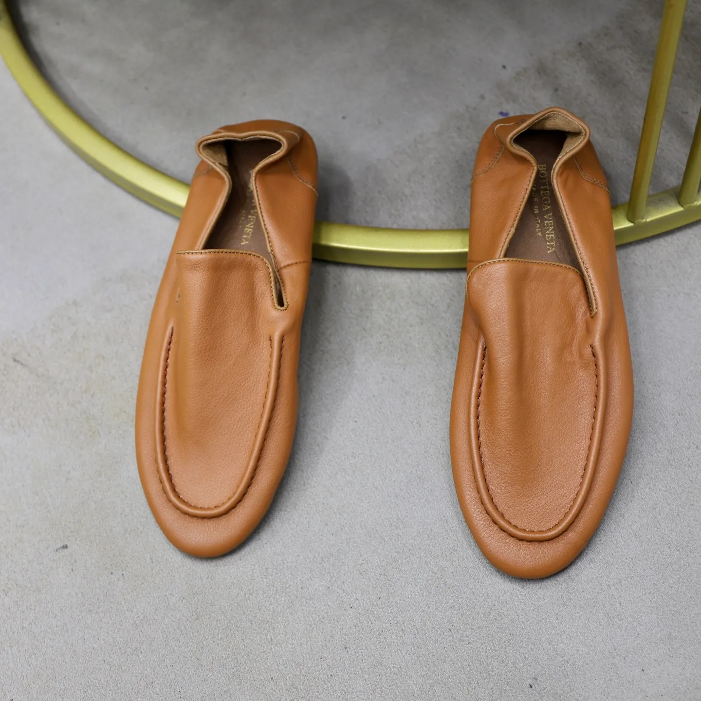 Ex-factory price: 462💰Calf lining【Bottega Veneta】BV classic men's wallet shoes. It is super convenient to carry when traveling. 👍It is made of imported soft calfskin, which is comfortable on the feet and has a luxurious cowhide lining inside. Original original rubber wear-resistant outsole. Matching code: 39-45